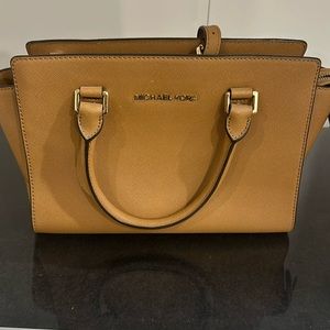 Michael kors beige bag